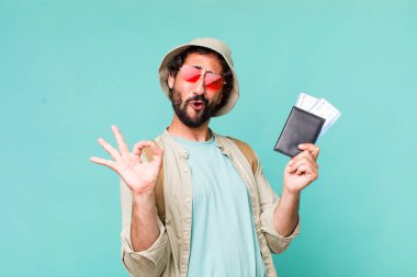 Genç, Latin, deli bir adam. Turist ya da seyahat kavramı