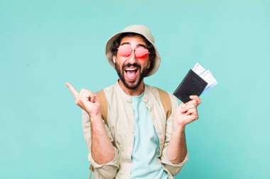 Genç, Latin, deli bir adam. Turist ya da seyahat kavramı