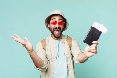Genç, Latin, deli bir adam. Turist ya da seyahat kavramı