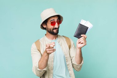 Genç, Latin, deli bir adam. Turist ya da seyahat kavramı
