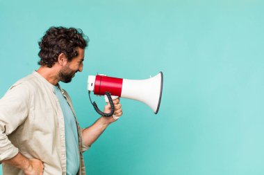 Genç, İspanyol asıllı, megafonlu deli bir adam.