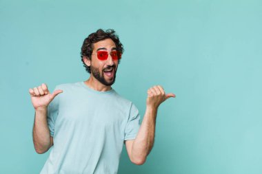 Genç, Latin, deli bir adam. boşluk konseptini kopyala