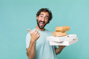 Genç, Latin, deli bir adam. Fast food teslimatı konsepti.