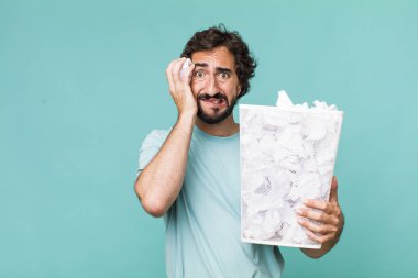 Genç, Latin, deli bir adam. başarısızlık ve kağıt topları çöp konsepti