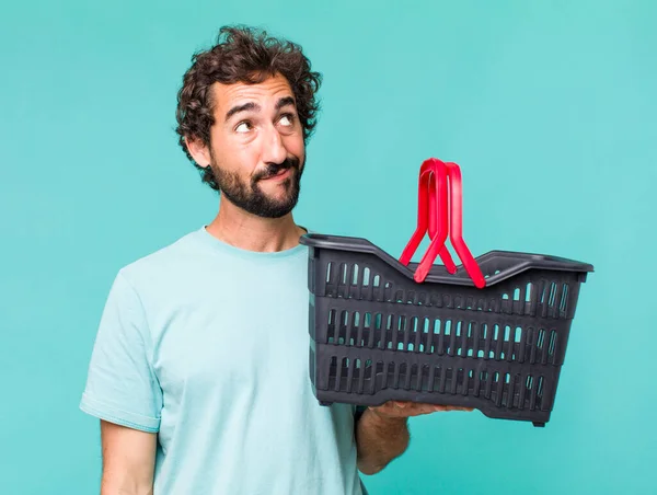 Genç Latin Deli Bir Adam Boş Alışveriş Sepeti Kavramı — Stok fotoğraf