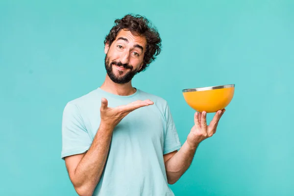 Ung Vuxen Latinamerikansk Galen Man Håller Tom Skål — Stockfoto