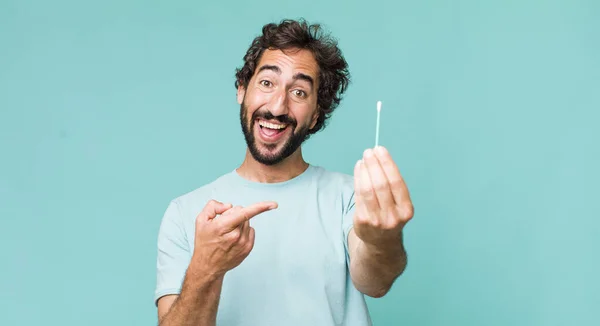 Jong Volwassen Latino Gek Man Met Behulp Van Een Oor — Stockfoto