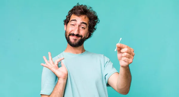 Jong Volwassen Latino Gek Man Met Behulp Van Een Oor — Stockfoto