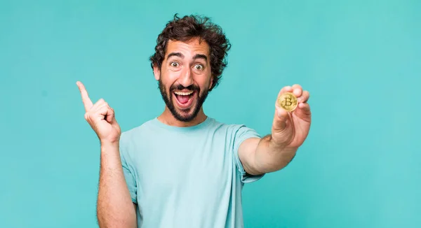若い大人のパニック狂人ビットコインを持つ男 — ストック写真