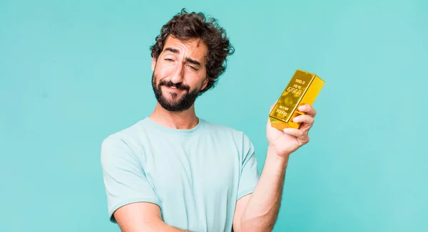 Jovem Adulto Hispânico Louco Homem Segurando Lingote Ouro — Fotografia de Stock