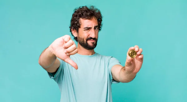 Jeune Adulte Hispanique Fou Homme Avec Une Pièce Bitcoin — Photo