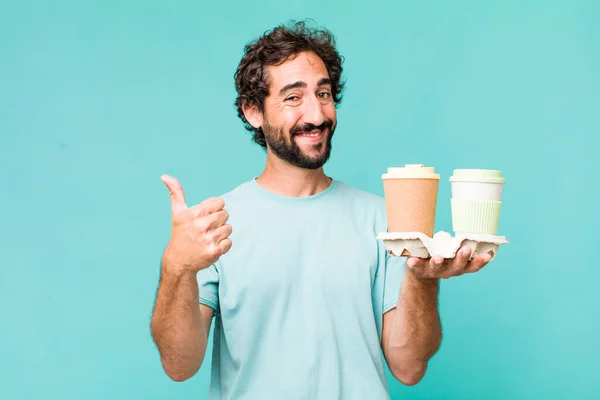 Genç Latin Deli Bir Adam Teslimat Kahve Konseptini Kaldırır — Stok fotoğraf