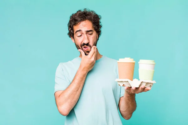 Jonge Volwassen Spaanse Gekke Man Levering Weg Nemen Koffie Concept — Stockfoto