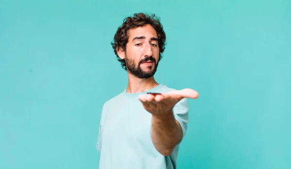 Junger Erwachsener Hispanischer Verrückter Mann Mit Einem Kakerlakeninsekt — Stockfoto