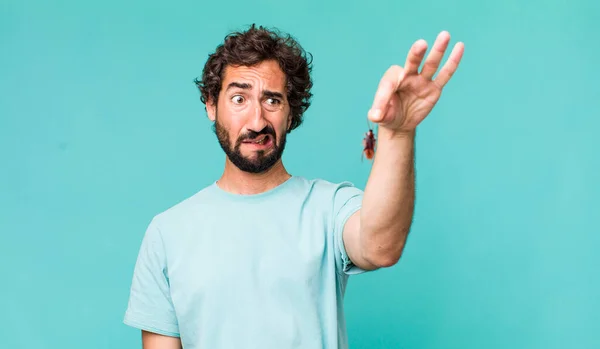 Junger Erwachsener Hispanischer Verrückter Mann Mit Einem Kakerlakeninsekt — Stockfoto