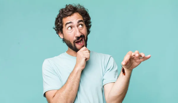 Junger Erwachsener Hispanischer Verrückter Mann Mit Einem Kakerlakeninsekt — Stockfoto