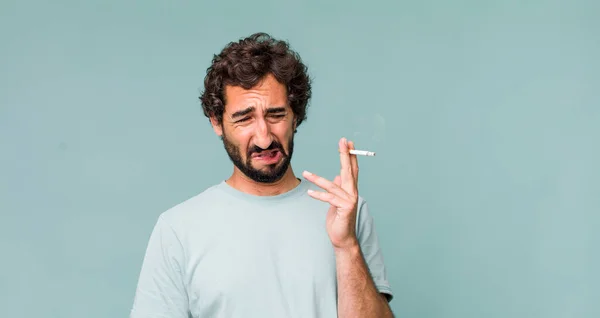 Jeune Adulte Hispanique Fou Homme Avec Une Cigarette — Photo