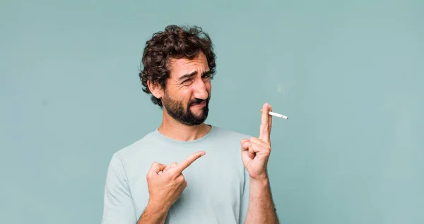 Ung Vuxen Latinamerikansk Galen Man Med Cigarett — Stockfoto
