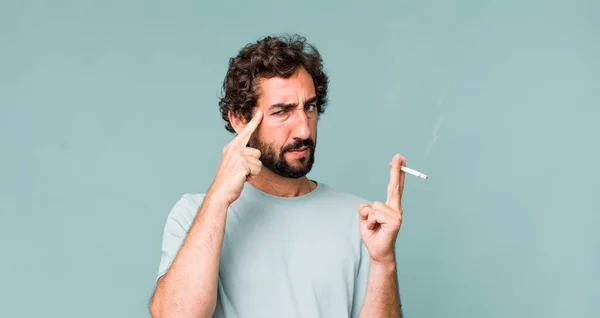 Jovem Adulto Hispânico Louco Homem Com Cigarro — Fotografia de Stock