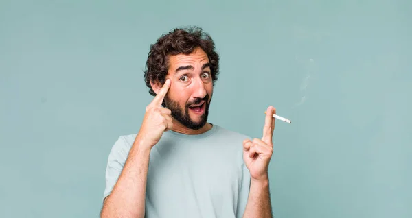 Joven Adulto Hispano Loco Hombre Con Cigarrillo — Foto de Stock