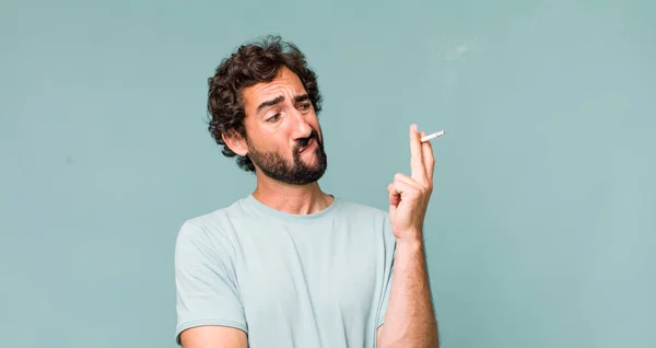 タバコを吸った若い大人のヒスパニック狂人 — ストック写真