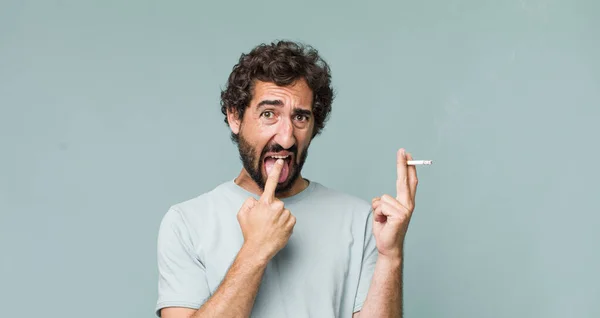 Jong Volwassen Latino Gek Man Met Een Sigaret — Stockfoto