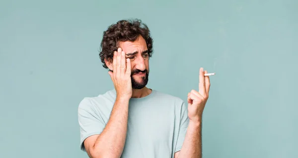 Jovem Adulto Hispânico Louco Homem Com Cigarro — Fotografia de Stock