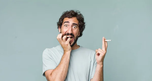 Giovane Adulto Ispanico Pazzo Uomo Con Una Sigaretta — Foto Stock