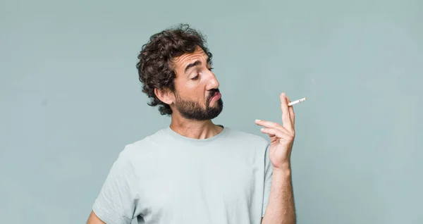Jovem Adulto Hispânico Louco Homem Com Cigarro — Fotografia de Stock