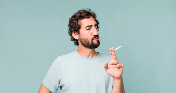 Jeune Adulte Hispanique Fou Homme Avec Une Cigarette — Photo
