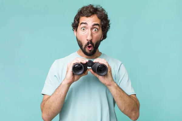 Junger Erwachsener Hispanischer Verrückter Mit Fernglas Suchkonzept — Stockfoto