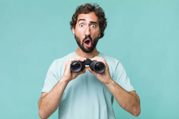 Junger Erwachsener Hispanischer Verrückter Mit Fernglas Suchkonzept — Stockfoto