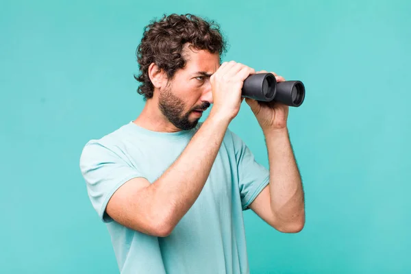 Joven Adulto Hispano Loco Hombre Con Prismáticos Concepto Búsqueda — Foto de Stock