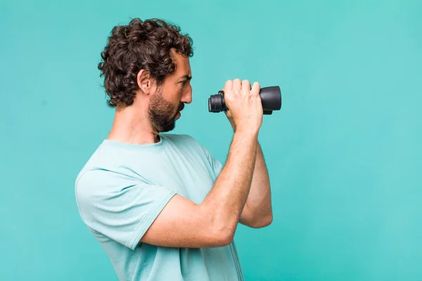 Jonge Volwassen Latino Gek Met Een Verrekijker Zoekconcept — Stockfoto