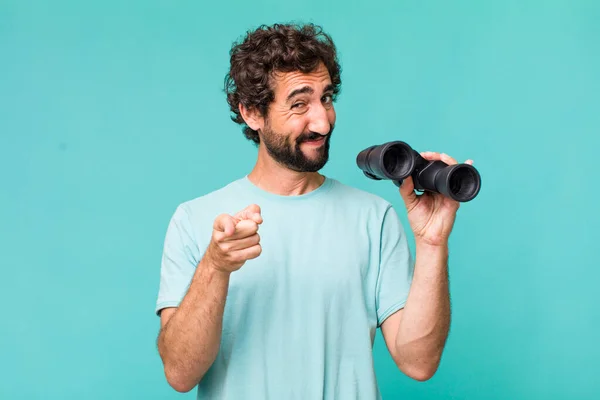 Jovem Adulto Hispânico Louco Homem Com Binóculos Conceito Pesquisa — Fotografia de Stock