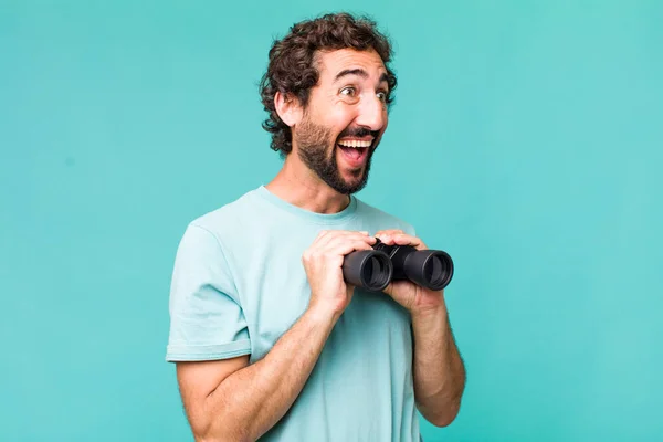 Jovem Adulto Hispânico Louco Homem Com Binóculos Conceito Pesquisa — Fotografia de Stock