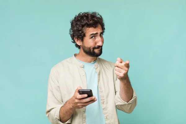 Ung Vuxen Latinamerikansk Galen Man Använder Sin Telefon — Stockfoto