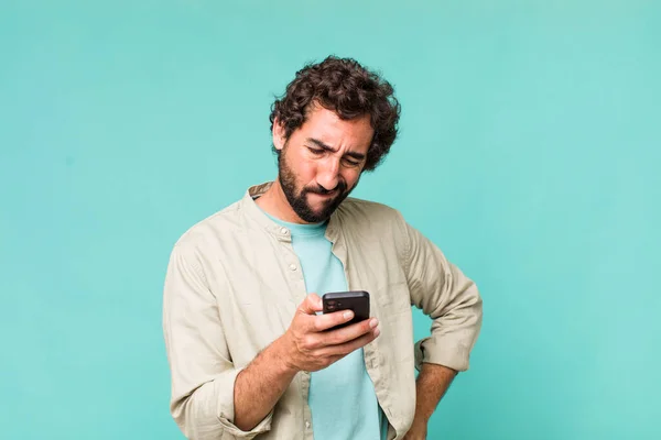 Joven Adulto Hispano Loco Hombre Usando Teléfono —  Fotos de Stock