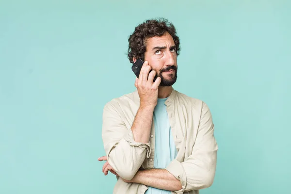 Jovem Adulto Hispânico Louco Homem Usando Seu Telefone — Fotografia de Stock