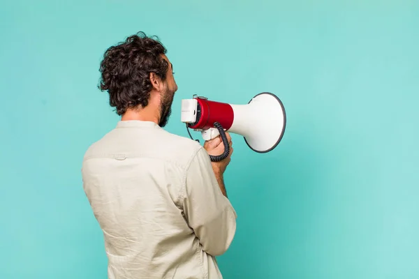 Jong Volwassen Latino Gek Man Met Een Megafoon — Stockfoto