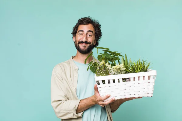 Jovem Adulto Hispânico Louco Homem Com Plantas Conceito Jardinagem — Fotografia de Stock