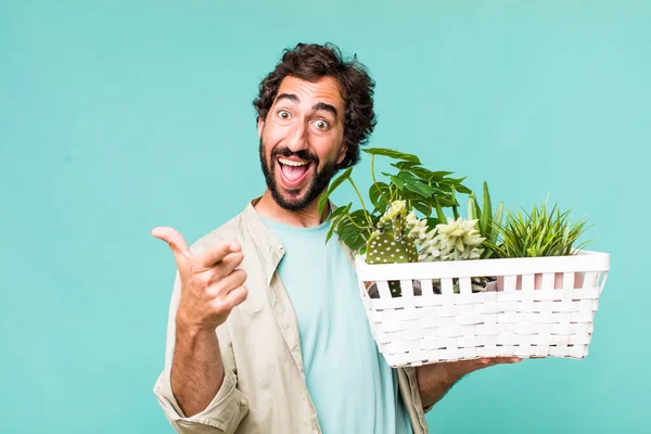 Jonge Volwassen Spaanse Gekke Man Met Planten Garderobe Concept — Stockfoto