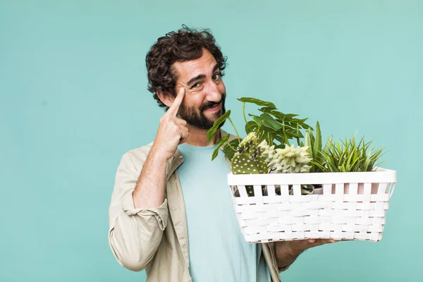 Ung Vuxen Latinamerikansk Galen Man Med Växter Gardering Koncept — Stockfoto