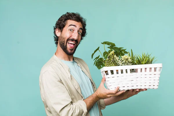 Jeune Adulte Hispanique Fou Avec Des Plantes Concept Jardinage — Photo