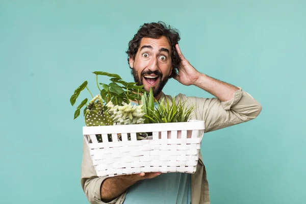Ung Vuxen Latinamerikansk Galen Man Med Växter Gardering Koncept — Stockfoto