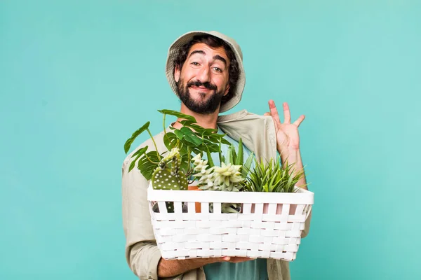 Jonge Volwassen Spaanse Gekke Man Met Planten Garderobe Concept — Stockfoto