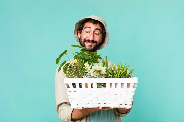 Jonge Volwassen Spaanse Gekke Man Met Planten Garderobe Concept — Stockfoto