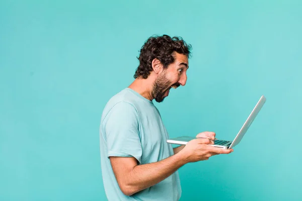 Jovem Adulto Hispânico Louco Homem Com Laptop — Fotografia de Stock
