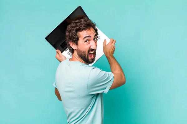 Junge Erwachsene Hispanische Verrückte Mann Mit Einem Laptop — Stockfoto