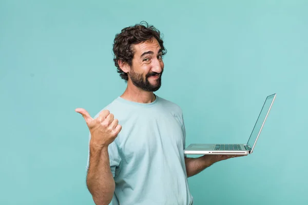Jovem Adulto Hispânico Louco Homem Com Laptop — Fotografia de Stock